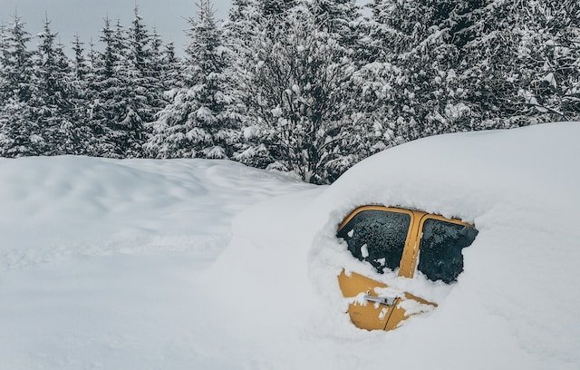 Auto uit sneeuw krijgen