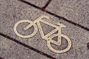 fietsstraat auto te gast