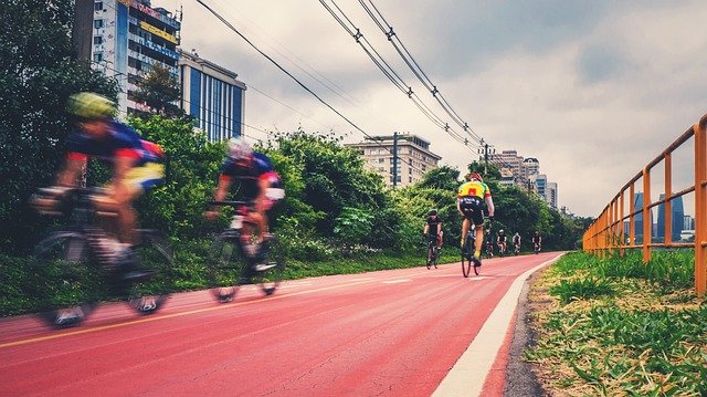 fietsstraat auto te gast