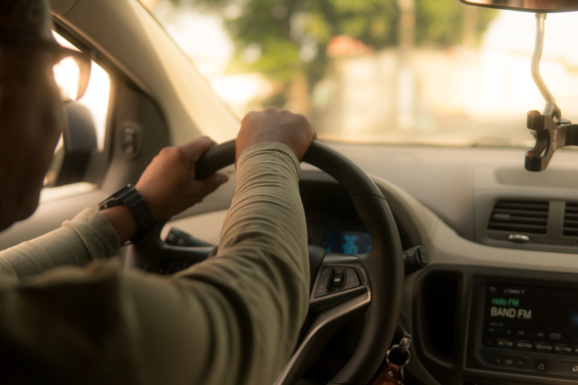 auto bestuurder in de zon