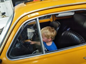 peuter in auto