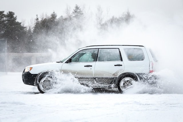 Met een automaat rijden in de sneeuw